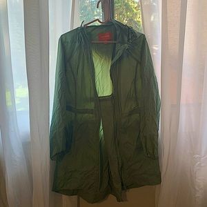 Joe Fresh green spring/rain jacket, size xs fits up to large. Water resistant